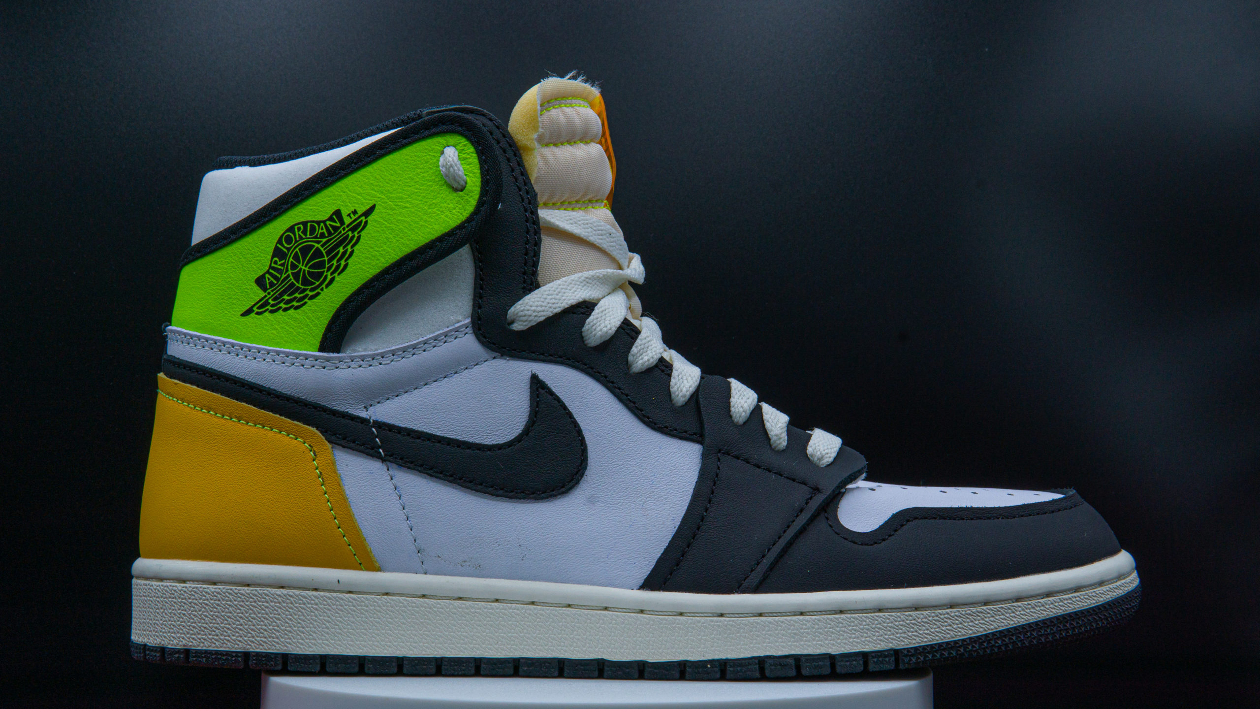 jordan retro 1 white black volt